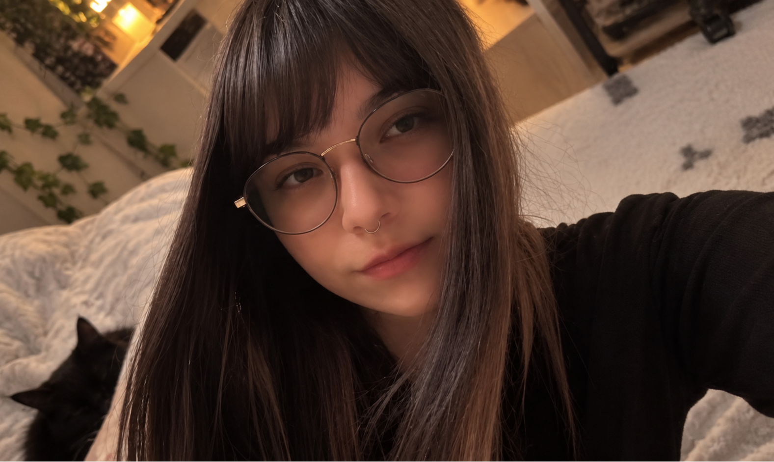 Kakau em uma selfie ao lado de um gato preto